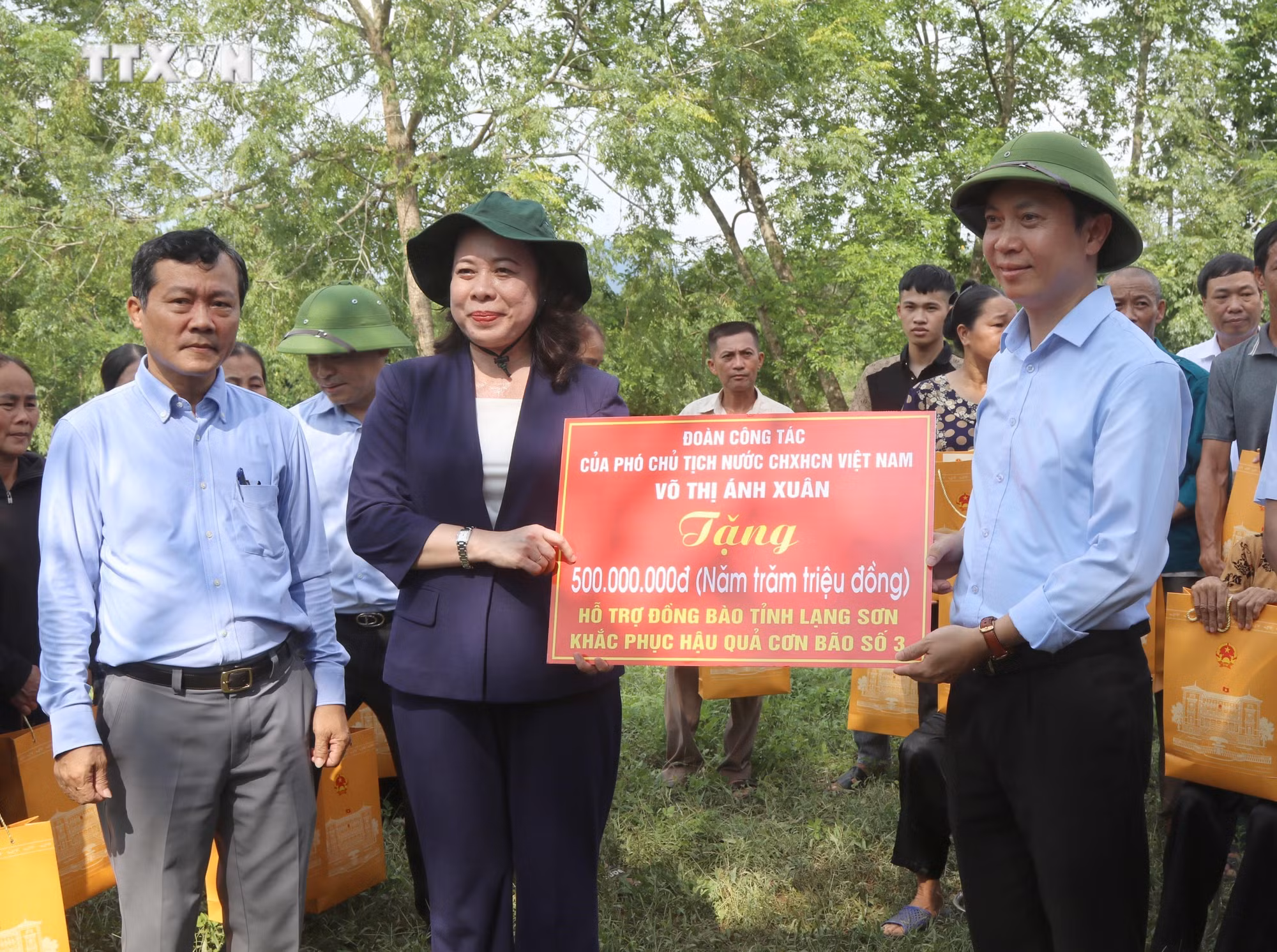 vna_potal_pho_chu_tich_nuoc_tham_tang_qua_nguoi_dan_bi_thiet_hai_do_bao_so_3_tai_lang_son_7593666.jpg