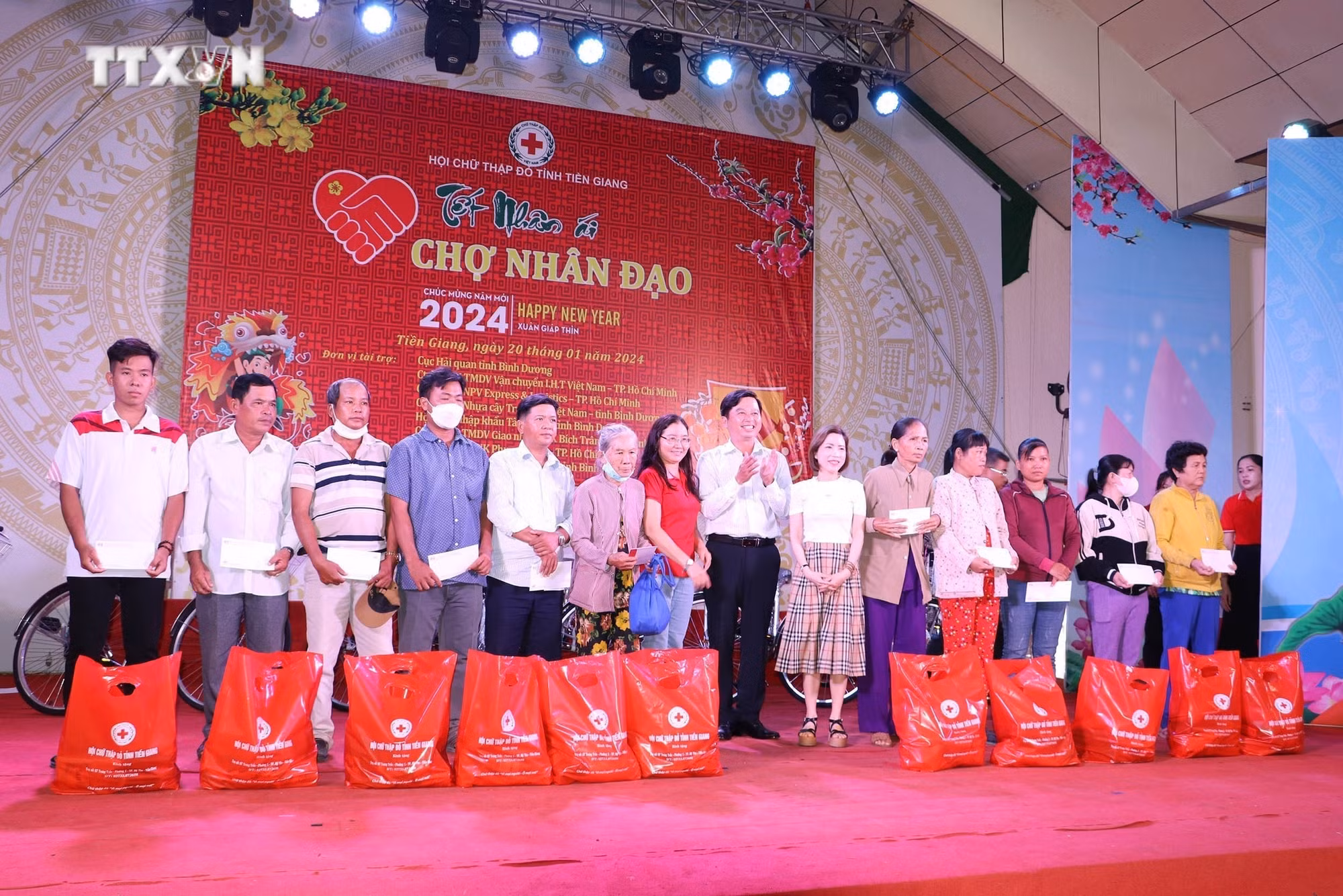 Trao quà Tết cho hộ nghèo tại thành phố Mỹ Tho (Tiền Giang). Ảnh: Minh Trí - TTXVN