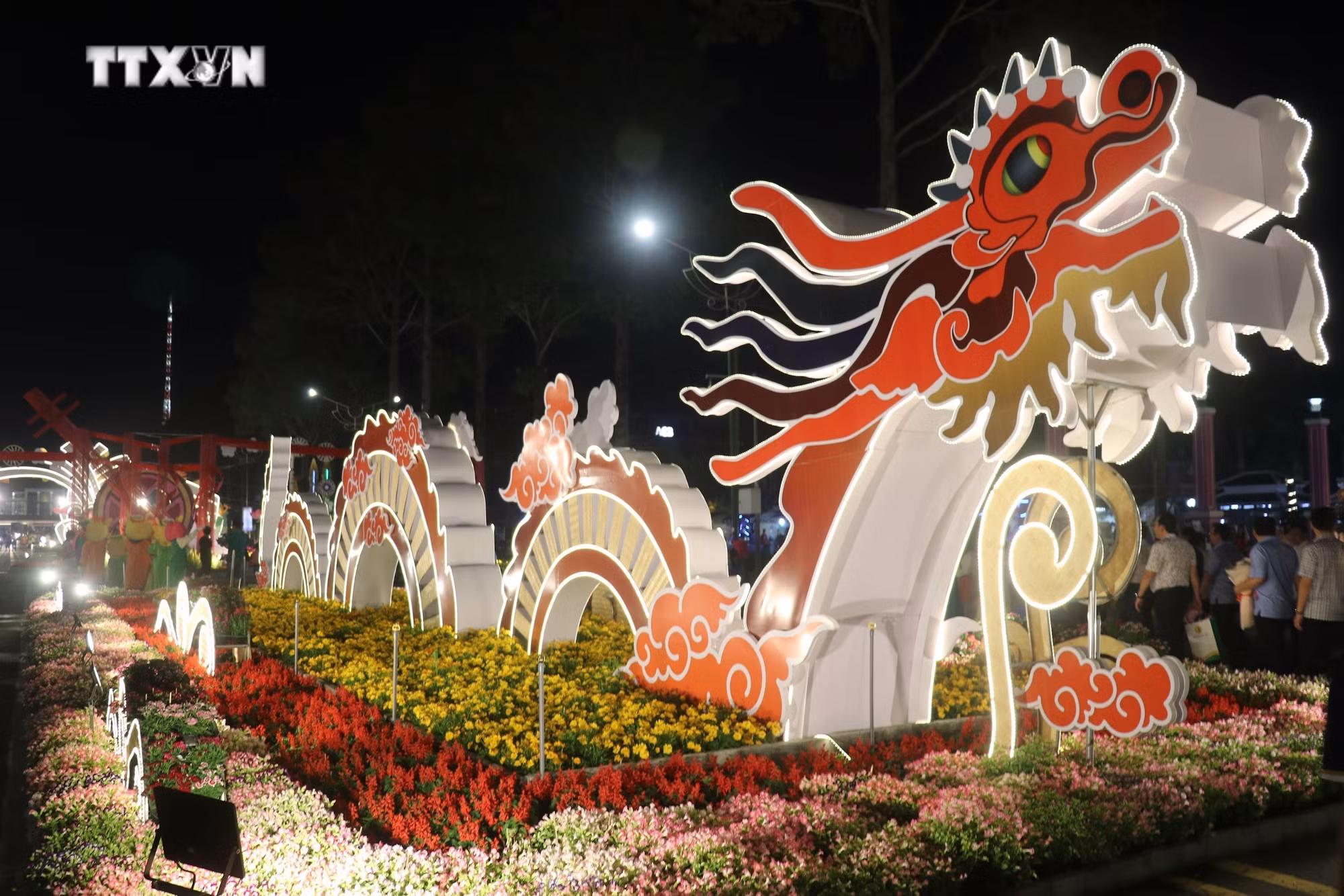 Những tiểu cảnh trên Đường hoa Xuân thành phố Cao Lãnh Tết Giáp Thìn năm 2024. Ảnh: Nguyễn Văn Trí – TTXVN