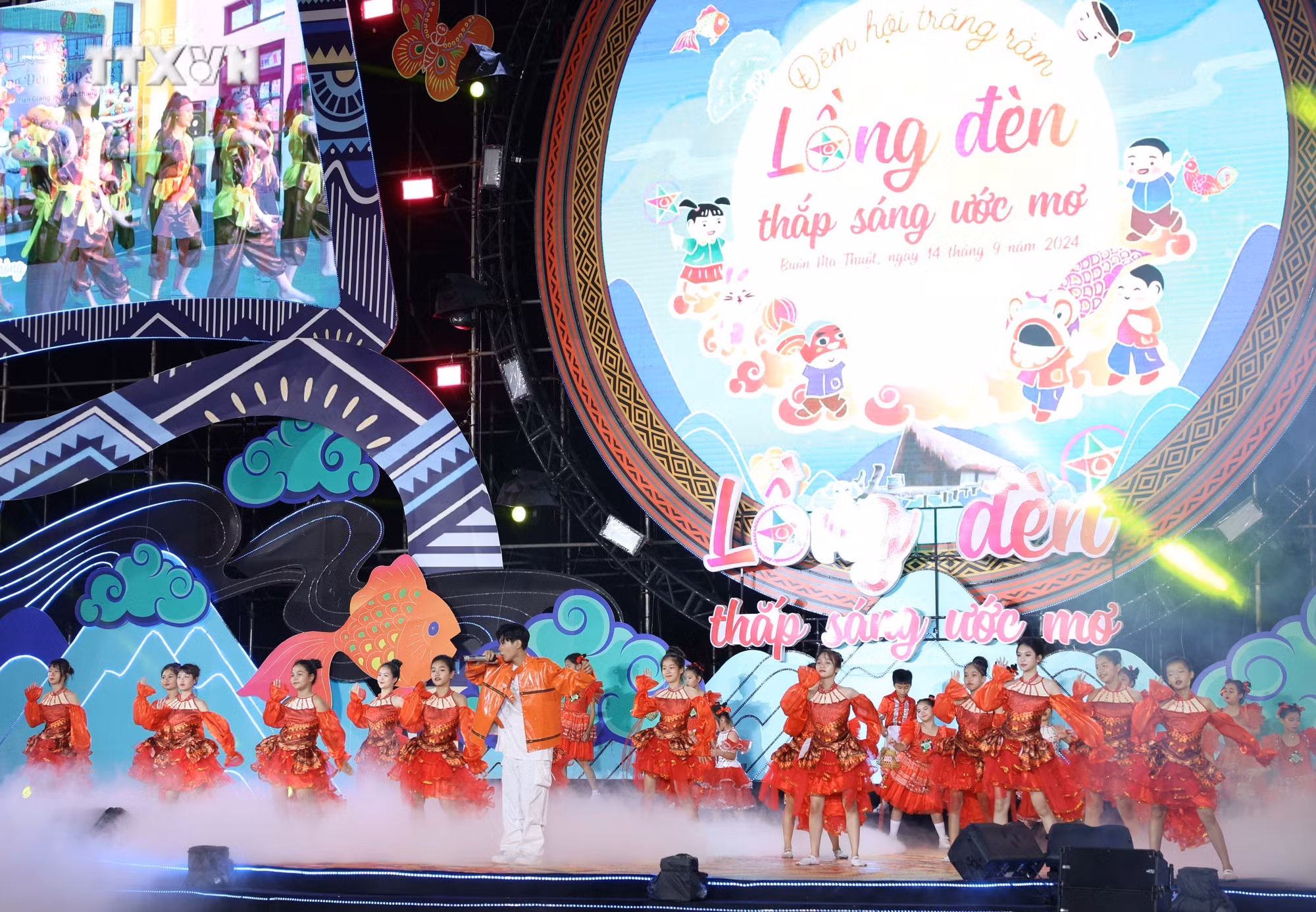 vna_potal_chuong_trinh_dem_hoi_trang_ram_“long_den_thap_sang_uoc_mo”_7596256.jpg