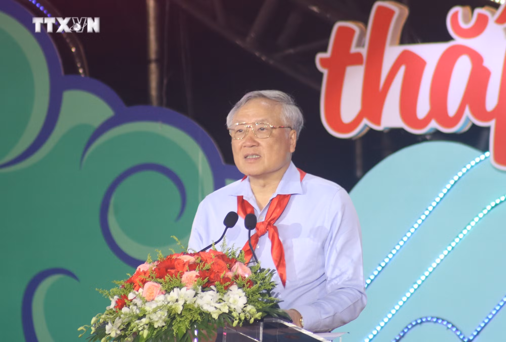 vna_potal_chuong_trinh_dem_hoi_trang_ram_“long_den_thap_sang_uoc_mo”_7596251.jpg