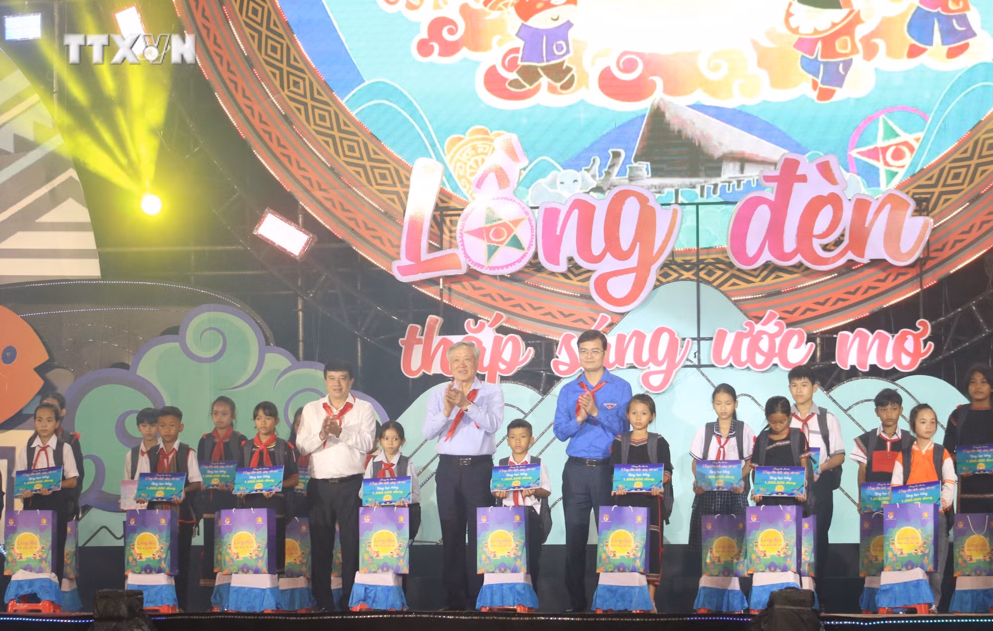vna_potal_chuong_trinh_dem_hoi_trang_ram_“long_den_thap_sang_uoc_mo”_7596247.jpg