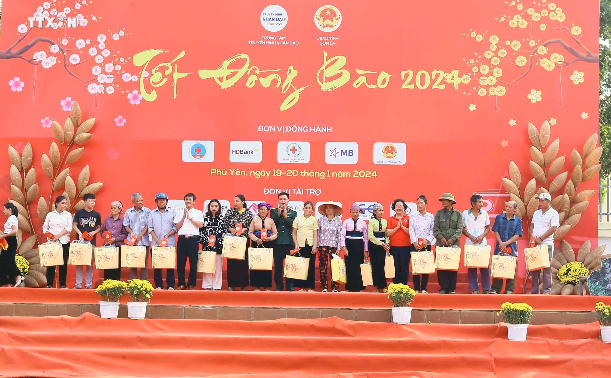 Trao quà cho nhân dân có hoàn cảnh khó khăn. Ảnh: Quang Quyết - TTXVN