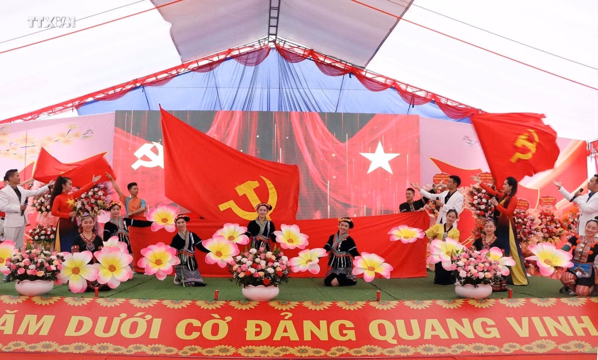 Chương trình văn nghệ chào mừng. Ảnh: Quý Trung – TTXVN