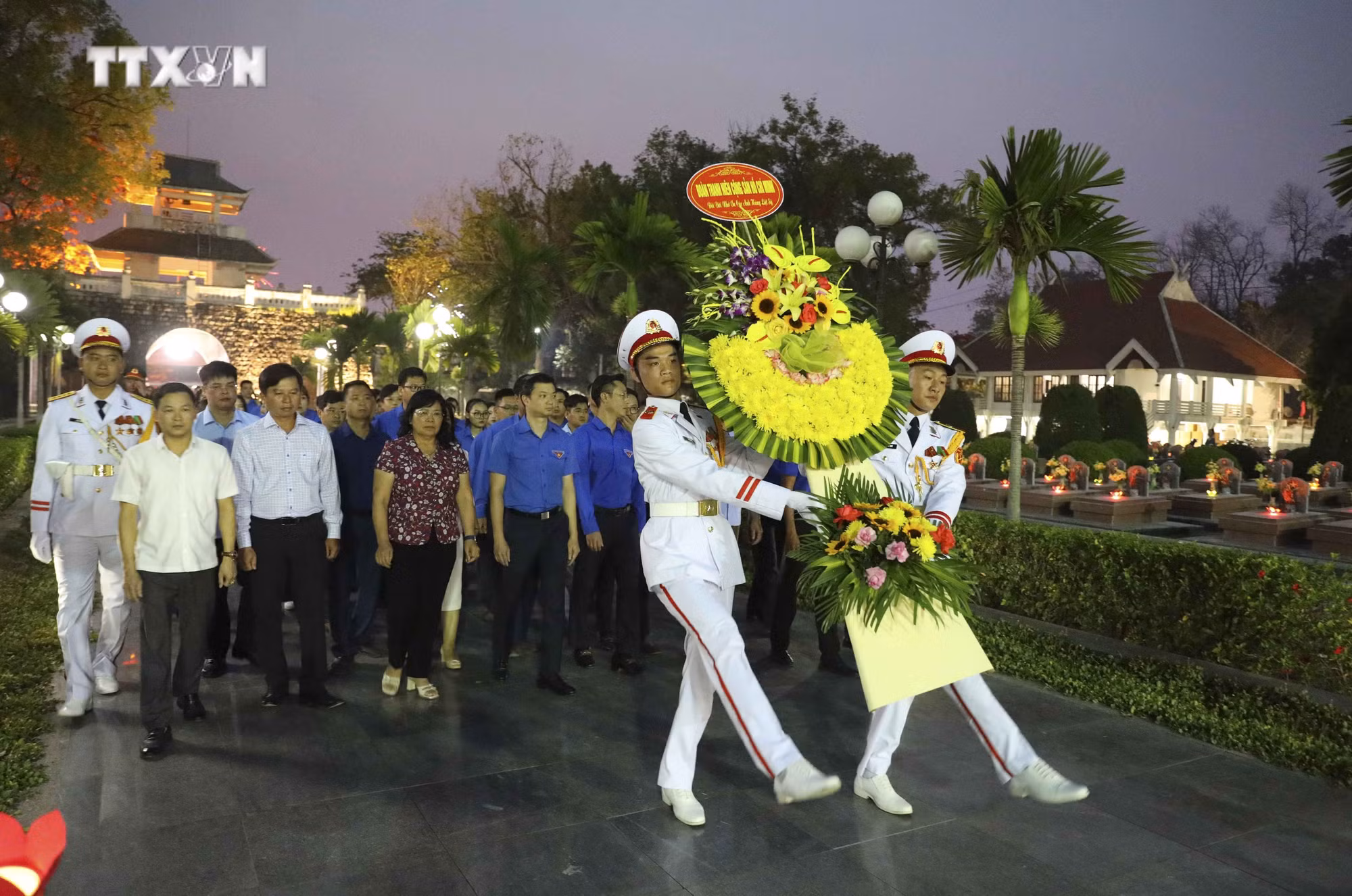 vna_potal_70_nam_chien_thang_dien_bien_phu_le_thap_nen_tri_an_cac_anh_hung_liet_sy_7359388.jpg