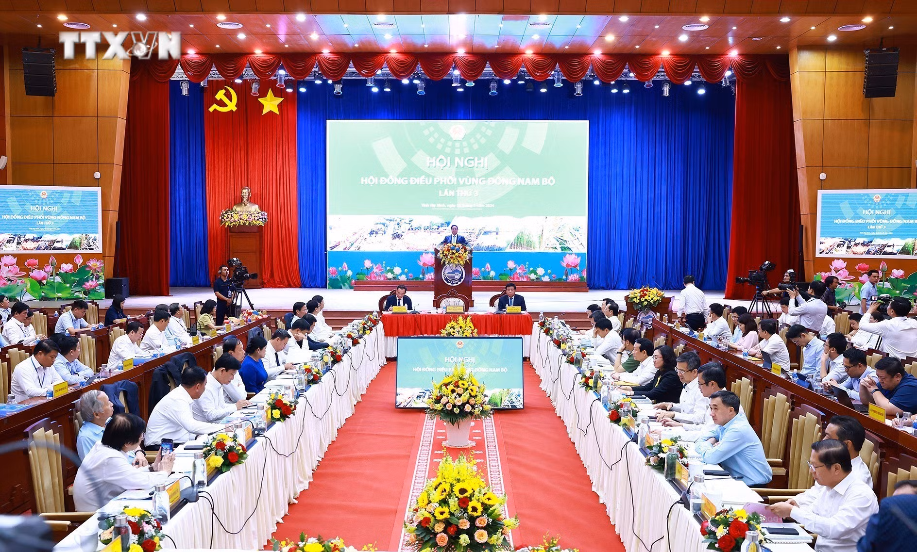 vna_potal_thu_tuong_chu_tri_hoi_nghi_lan_thu_ba_hoi_dong_dieu_phoi_vung_dong_nam_bo_7359995.jpg