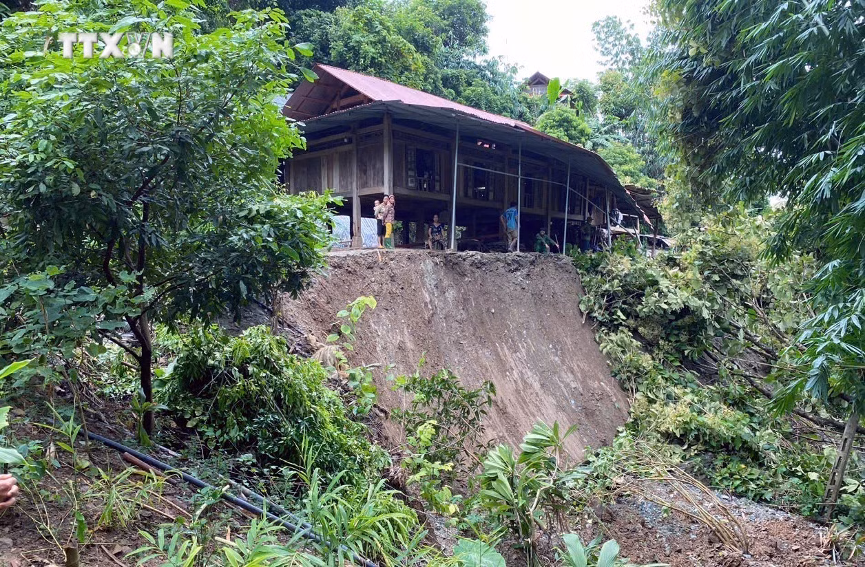 vna_potal_son_la_khan_truong_di_doi_nguoi_va_tai_san_cua_dan_den_noi_an_toan_7597175.jpg