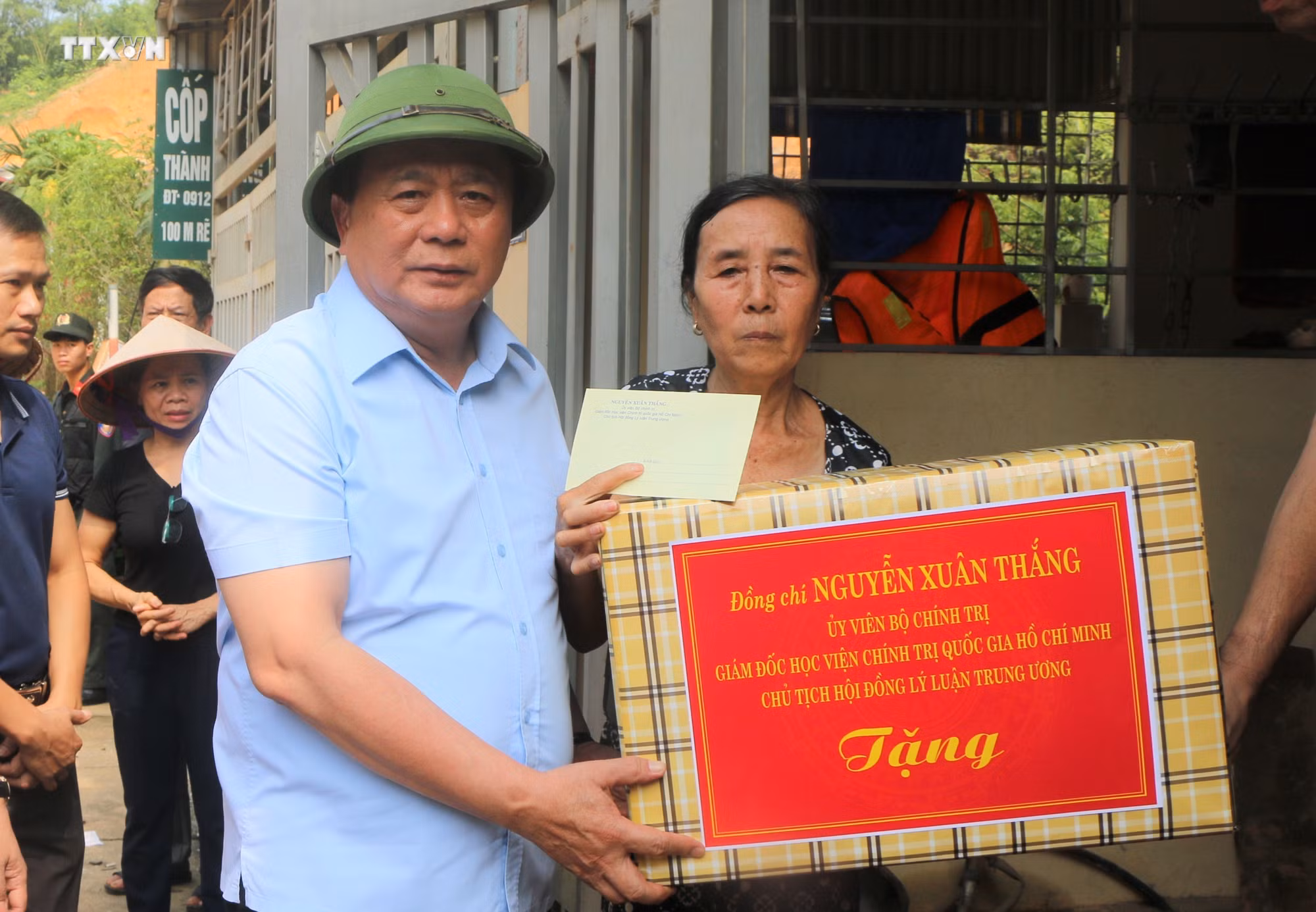 vna_potal_uy_vien_bo_chinh_tri_nguyen_xuan_thang_tham_dong_vien_nguoi_dan_vung_lu_yen_bai_7596952.jpg