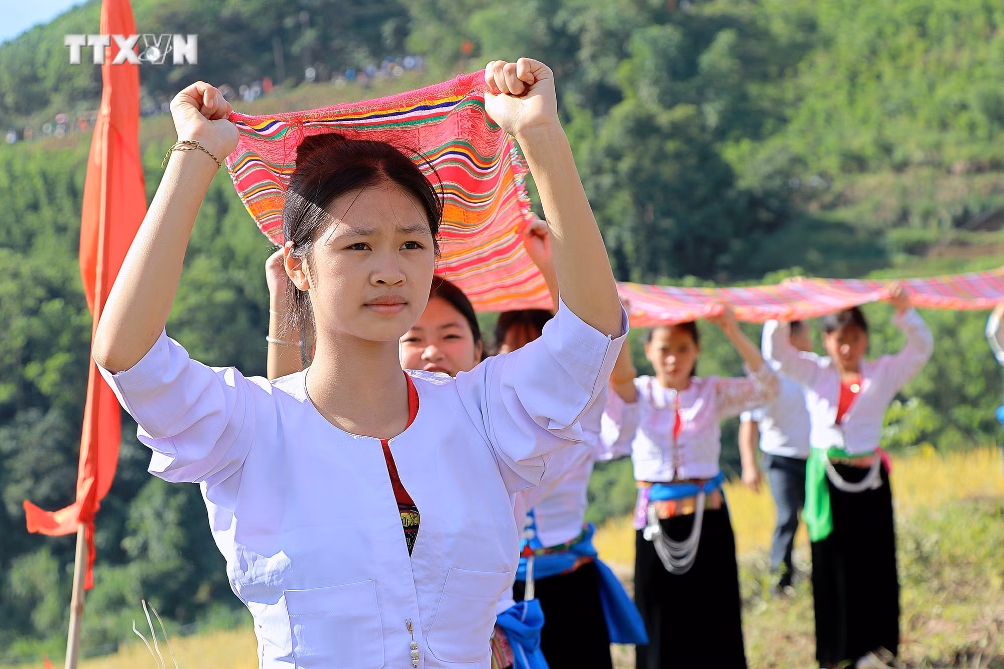 vna_potal_tung_bung_le_hoi_van_hoa_du_lich_ruong_bac_thang_mien_doi_hoa_binh__7672245.jpg