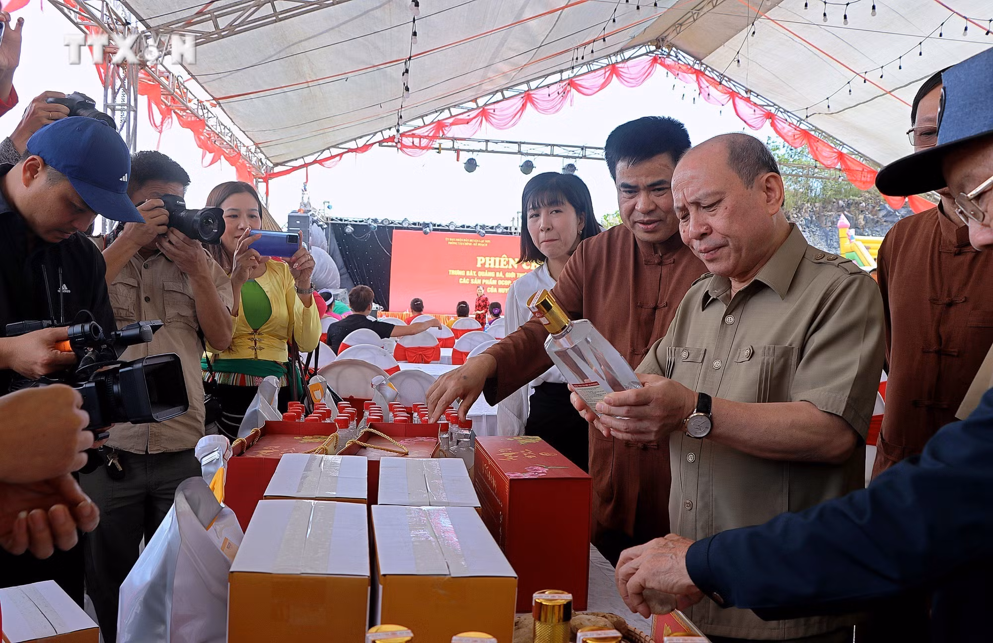 vna_potal_tung_bung_le_hoi_van_hoa_du_lich_ruong_bac_thang_mien_doi_hoa_binh__7672276.jpg