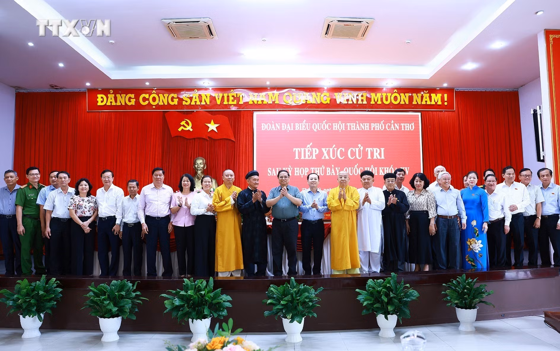 vna_potal_thu_tuong_pham_minh_chinh_tiep_xuc_cu_tri_quan_thot_not_thanh_pho_can_tho_7481565.jpg