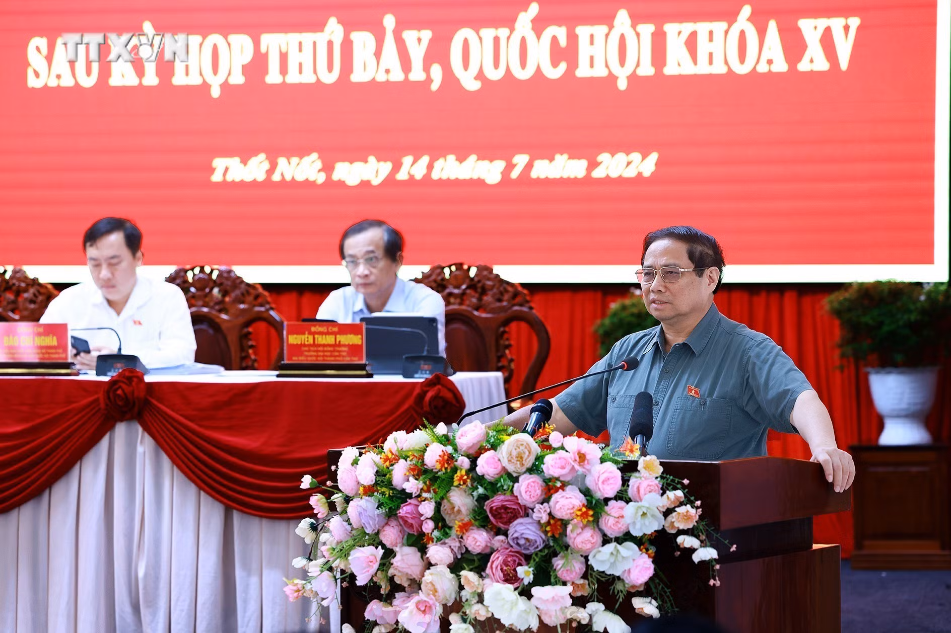 vna_potal_thu_tuong_pham_minh_chinh_tiep_xuc_cu_tri_quan_thot_not_thanh_pho_can_tho_7481497 (1).jpg