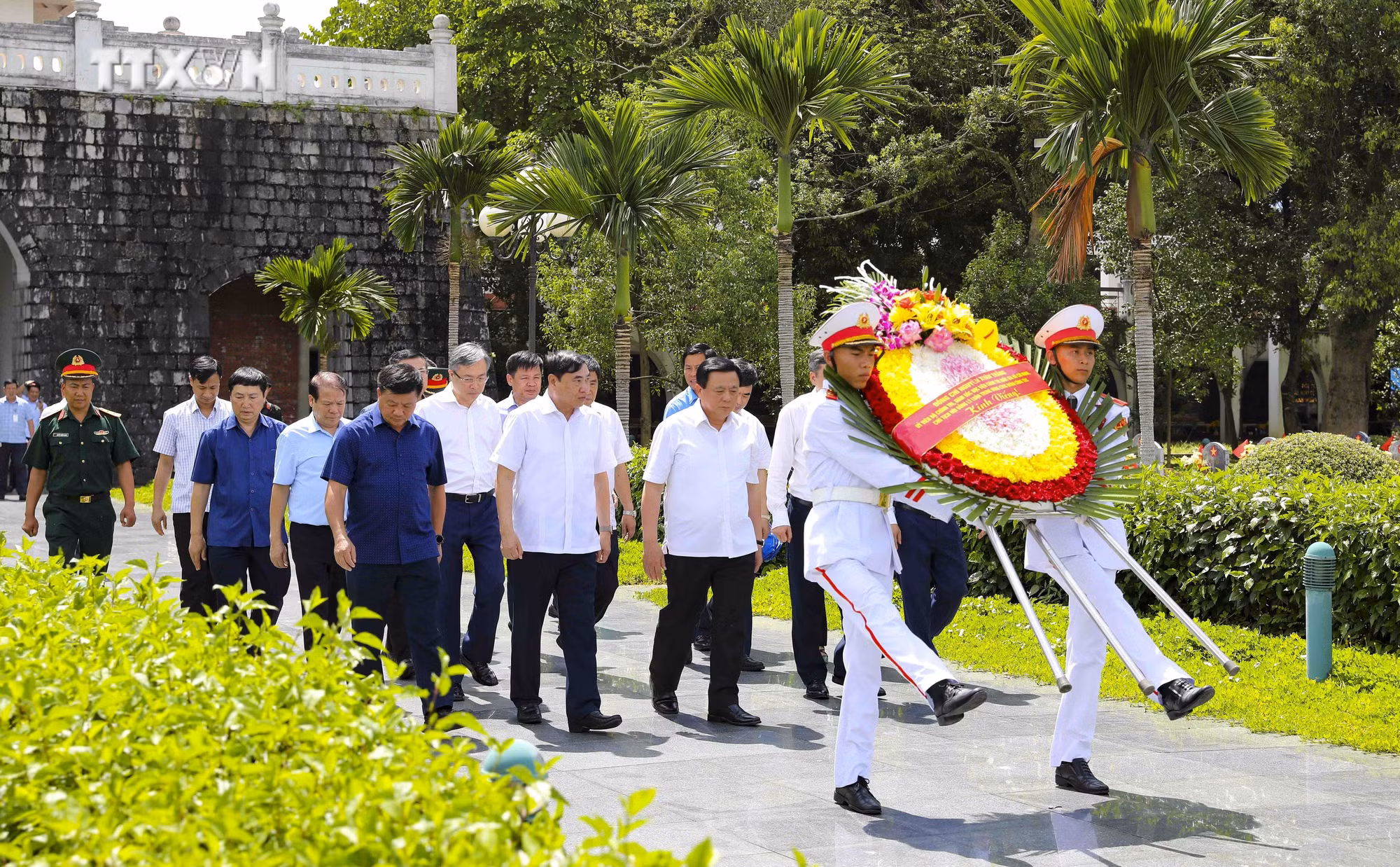 vna_potal_giam_doc_hoc_vien_chinh_tri_quoc_gia_ho_chi_minh_tham_tang_qua_gia_dinh_chinh_sach_tinh_dien_bien_7481883.jpg