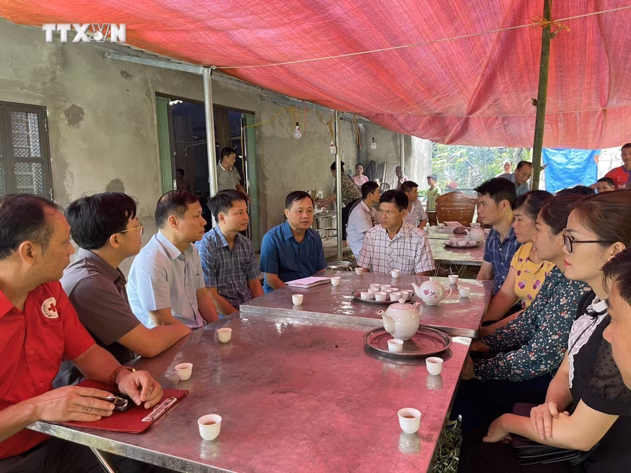 vna_potal_lanh_dao_tinh_tuyen_quang_tham_hoi_chia_buon_voi_gia_dinh_co_nguoi_tu_vong_trong_vu_xe_khach_bi_vui_lap_tai_ha_giang_7481702.jpg