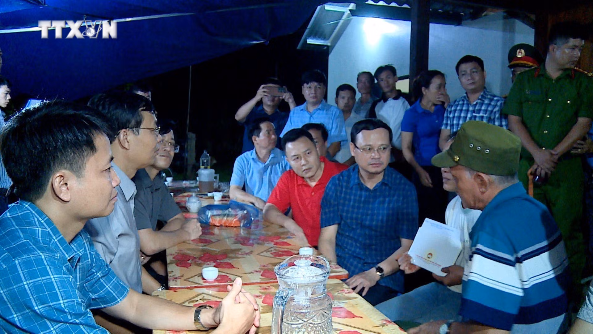 vna_potal_lanh_dao_tinh_tuyen_quang_tham_hoi_chia_buon_voi_gia_dinh_co_nguoi_tu_vong_trong_vu_xe_khach_bi_vui_lap_tai_ha_giang_7481699.jpg