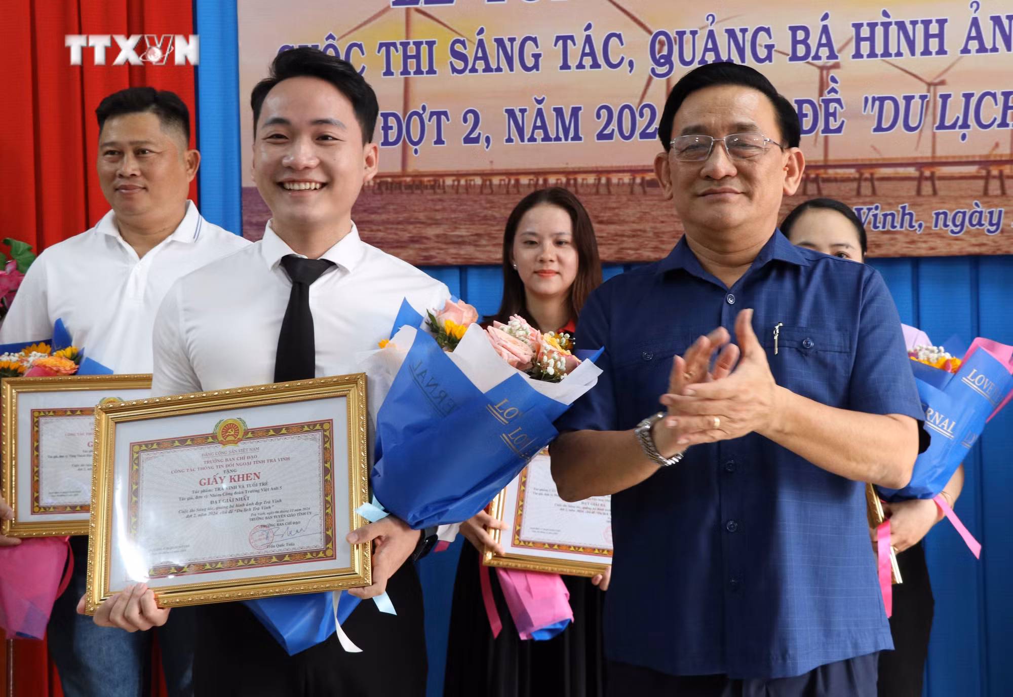 vna_potal_trao_giai_cuoc_thi_sang_tac_quang_ba_hinh_anh_dep_tra_vinh__7748147.jpg