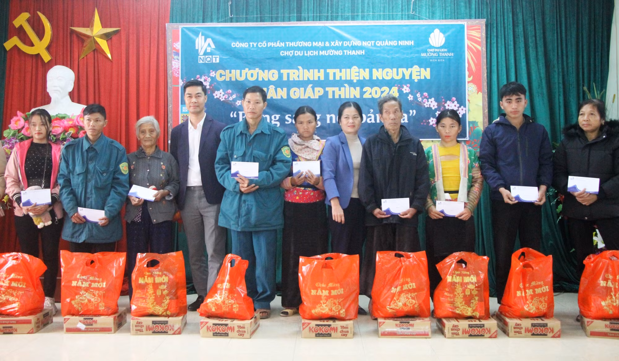 Phó Chủ tịch Ủy ban Mặt trận Tổ quốc Việt Nam tỉnh Điện Biên Nguyễn Thị Nga cùng nhà hảo tâm trao quà cho nhân dân thị xã Mường Lay. Ảnh: Phan Quân - TTXVN