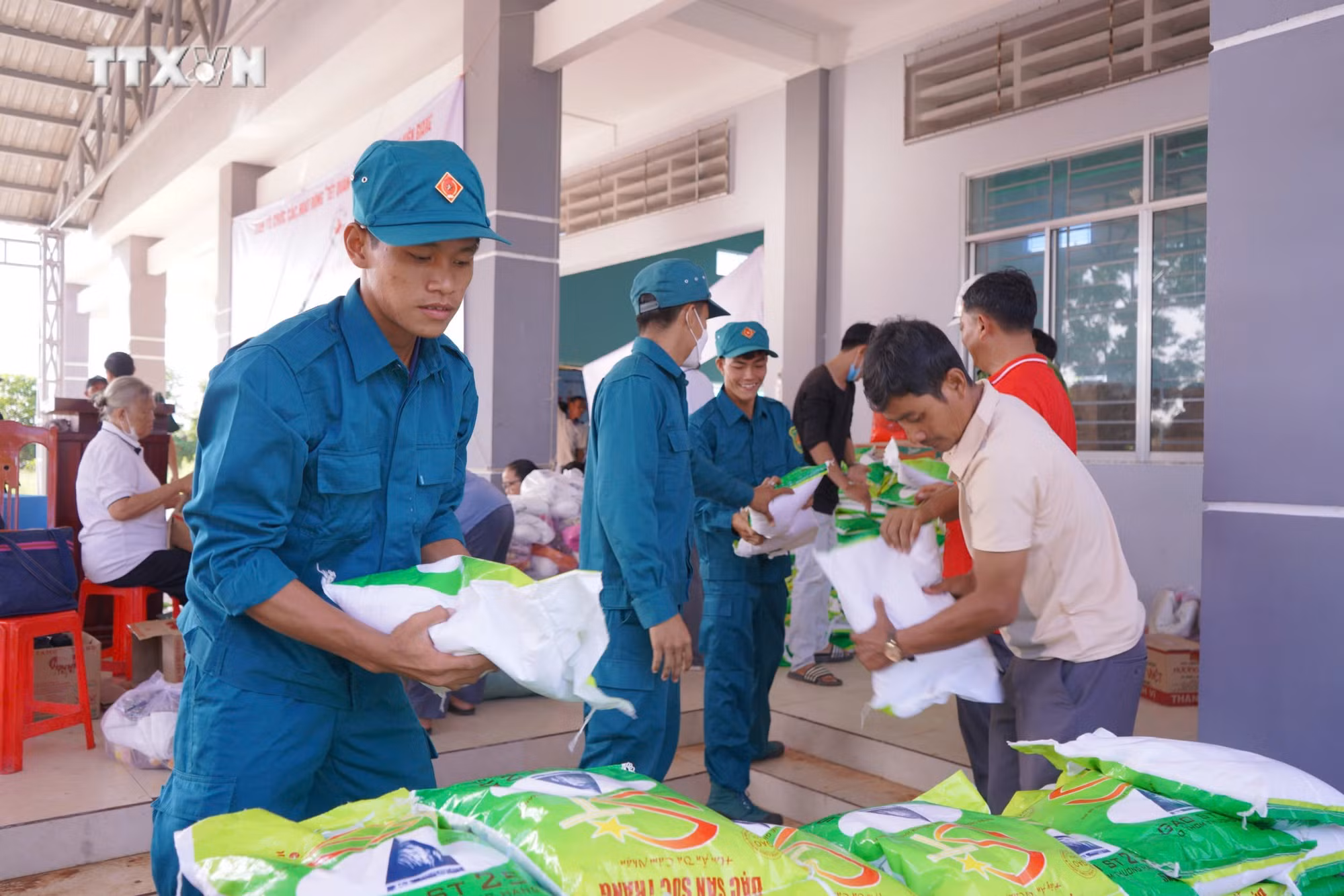 vna_potal_trien_khai_chuong_trinh_tet_quan_-_dan_tai_xa_vung_bien_phu_loi_kien_giang_7634580.jpg
