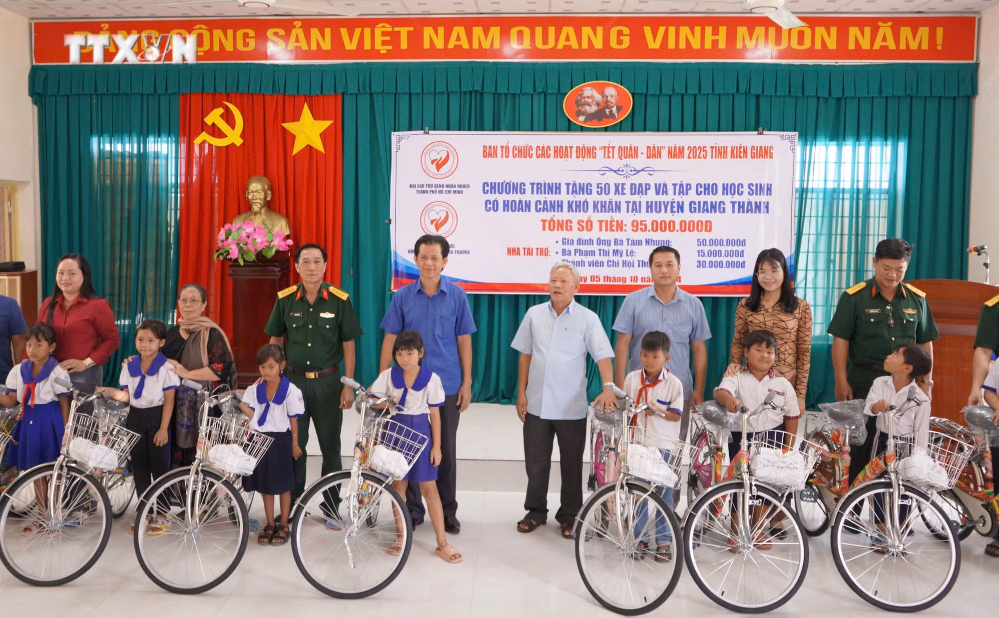 vna_potal_trien_khai_chuong_trinh_tet_quan_-_dan_tai_xa_vung_bien_phu_loi_kien_giang_7634583.jpg