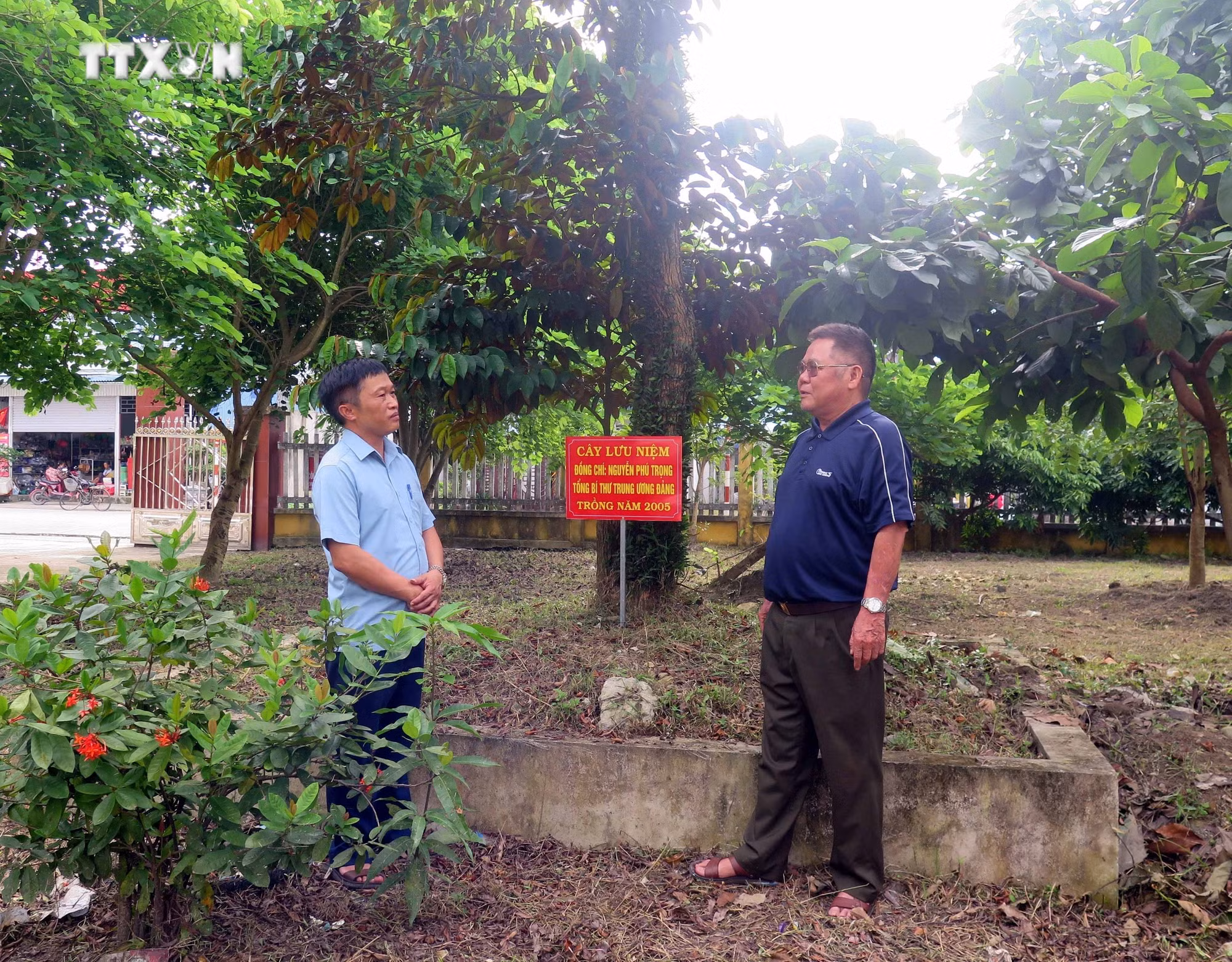 vna_potal_van_tho_-_manh_dat_nang_nghia_tinh_voi_tong_bi_thu_nguyen_phu_trong______________________7499247.jpg