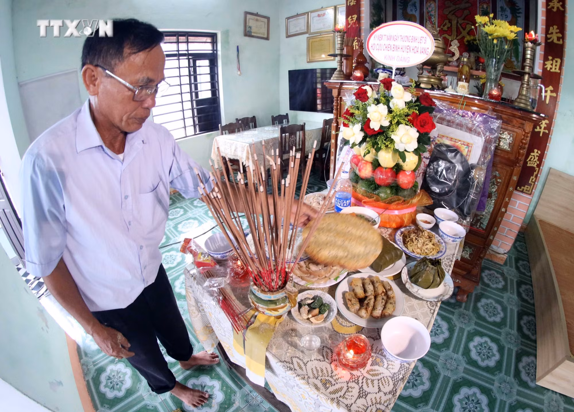 vna_potal_nhung_nguoi_tinh_nguyen_cung_gio_tri_an_anh_hung_liet_si__7499888.jpg
