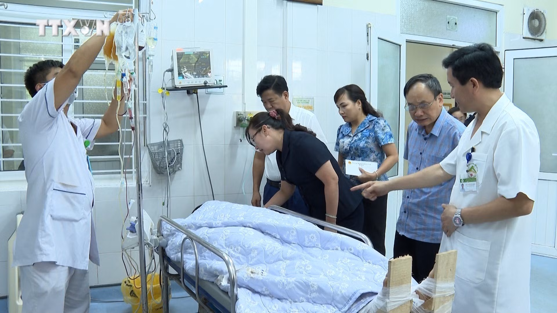 vna_potal_tham_hoi_ho_tro_cac_nan_nhan_trong_vu_tai_nan_lao_dong_tai_lao_cai_7518527.jpeg