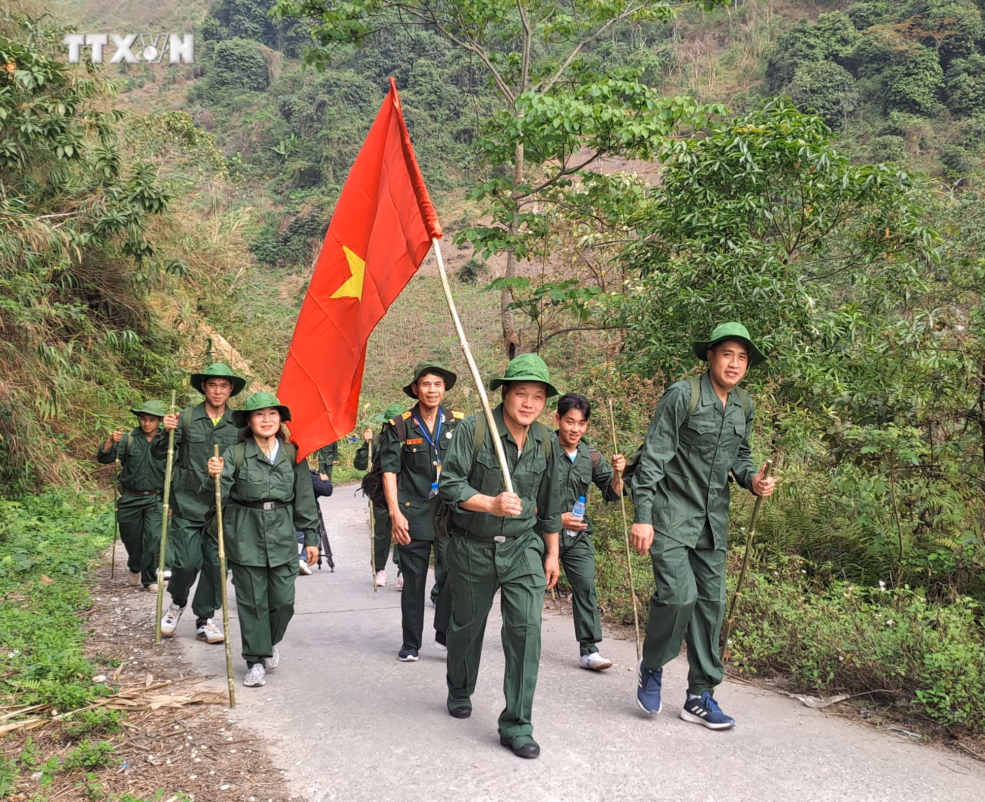 vna_potal_dam_chat_lich_su_voi_du_lich_trai_nghiem_“hanh_quan_theo_buoc_chan_anh”_tai_ha_giang_7286698.jpg