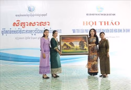 Phát huy vai trò của phụ nữ trong giữ gìn biên giới Việt Nam - Campuchia hòa bình, ổn định