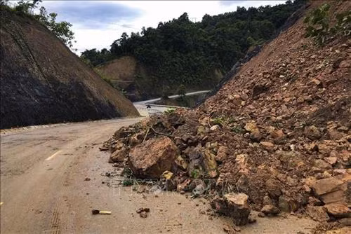 Điện Biên: Mưa lớn gây sạt lở trên Quốc lộ 12