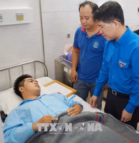 Trao tặng Huy hiệu Tuổi trẻ dũng cảm cho các “hiệp sỹ" truy bắt cướp