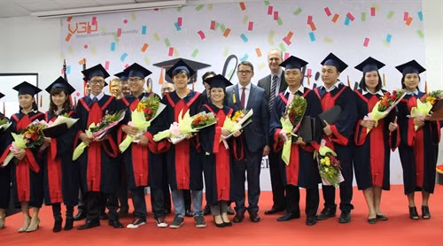 Trao bằng tốt nhiệp quốc tế cho những lứa cử nhân đầu tiên cuả trường Đại học Việt Đức