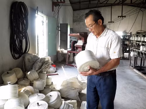 Người nông dân khởi nghiệp từ thu gom, tái chế bao xác rắn
