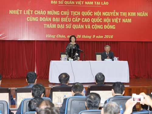 Chủ tịch Quốc hội Nguyễn Thị Kim Ngân đến thăm và nói chuyện với cán bộ, nhân viên Đại sứ quán, sinh viên và bà con Việt kiều.