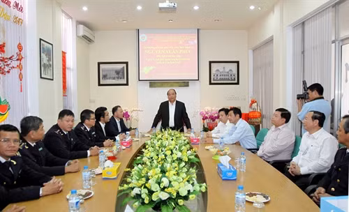 Thủ tướng Nguyễn Xuân Phúc thăm, chúc Tết và kiểm tra công tác tại Chi cục Hải quan cửa khẩu sân bay Tân Sơn Nhất