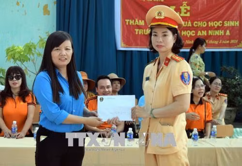 Hỗ trợ học sinh vùng đồng bào dân tộc Khmer xã An Ninh