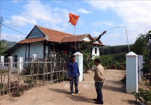 Người dân xã đặc biệt khó khăn Đăk Tờ Re xin… thoát nghèo