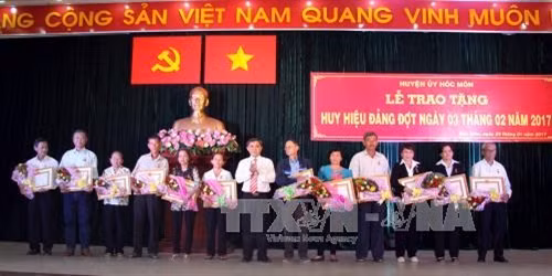 Thành ủy Thành phố Hồ Chí Minh trao tặng huy hiệu đảng cho 2.760 đảng viên