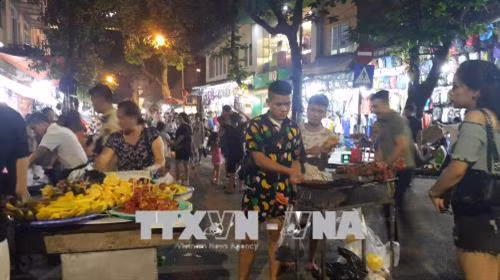 Tái diễn tình trạng lộn xộn tại không gian bộ hồ Hoàn Kiếm, Hà Nội 
