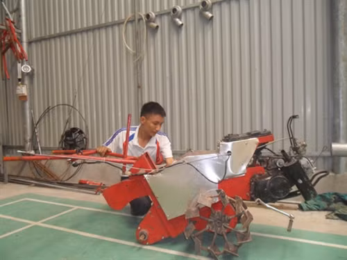 Nhà sáng chế trẻ và máy nông nghiệp “8 trong 1”