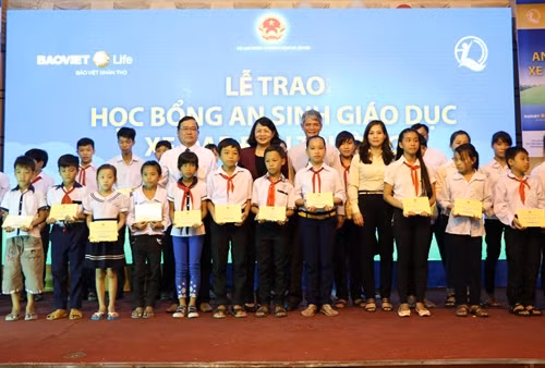 Phó Chủ tịch nước Đặng Thị Ngọc Thịnh trao học bổng cho học sinh nghèo Đồng Tháp
