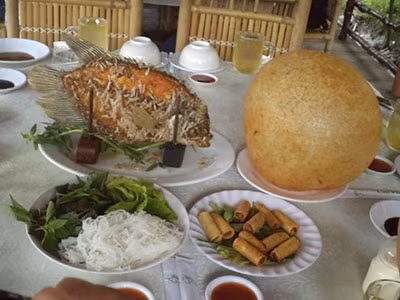 Về cù lao thưởng thức xôi chiên phồng dùng với cá tai tượng chiên xù