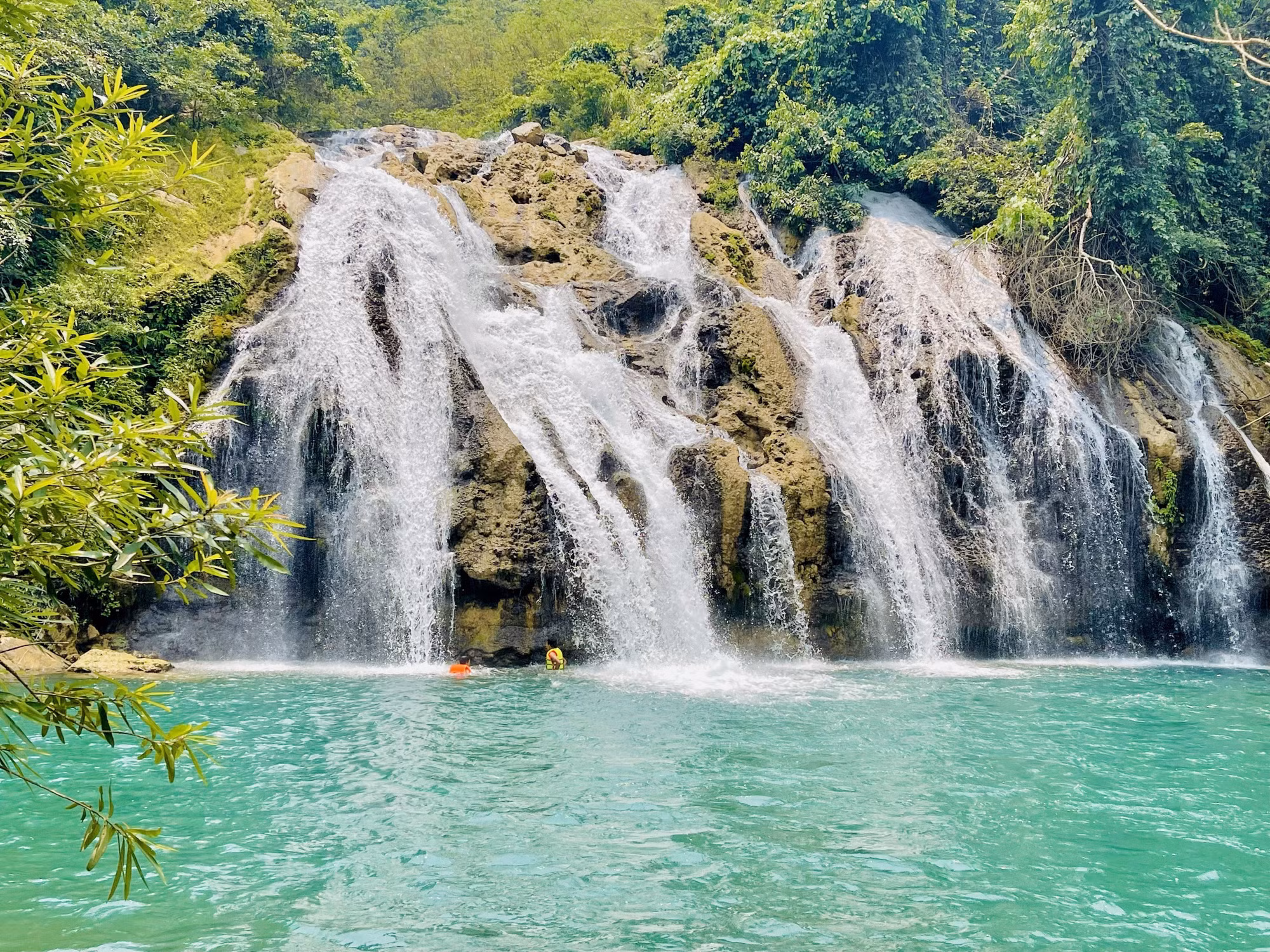 Du khách đến với thác Tà Puồng có thể đắm mình giữa làn nước mát lạnh dưới chân thác. Ảnh: Thanh Thủy - TTXVN