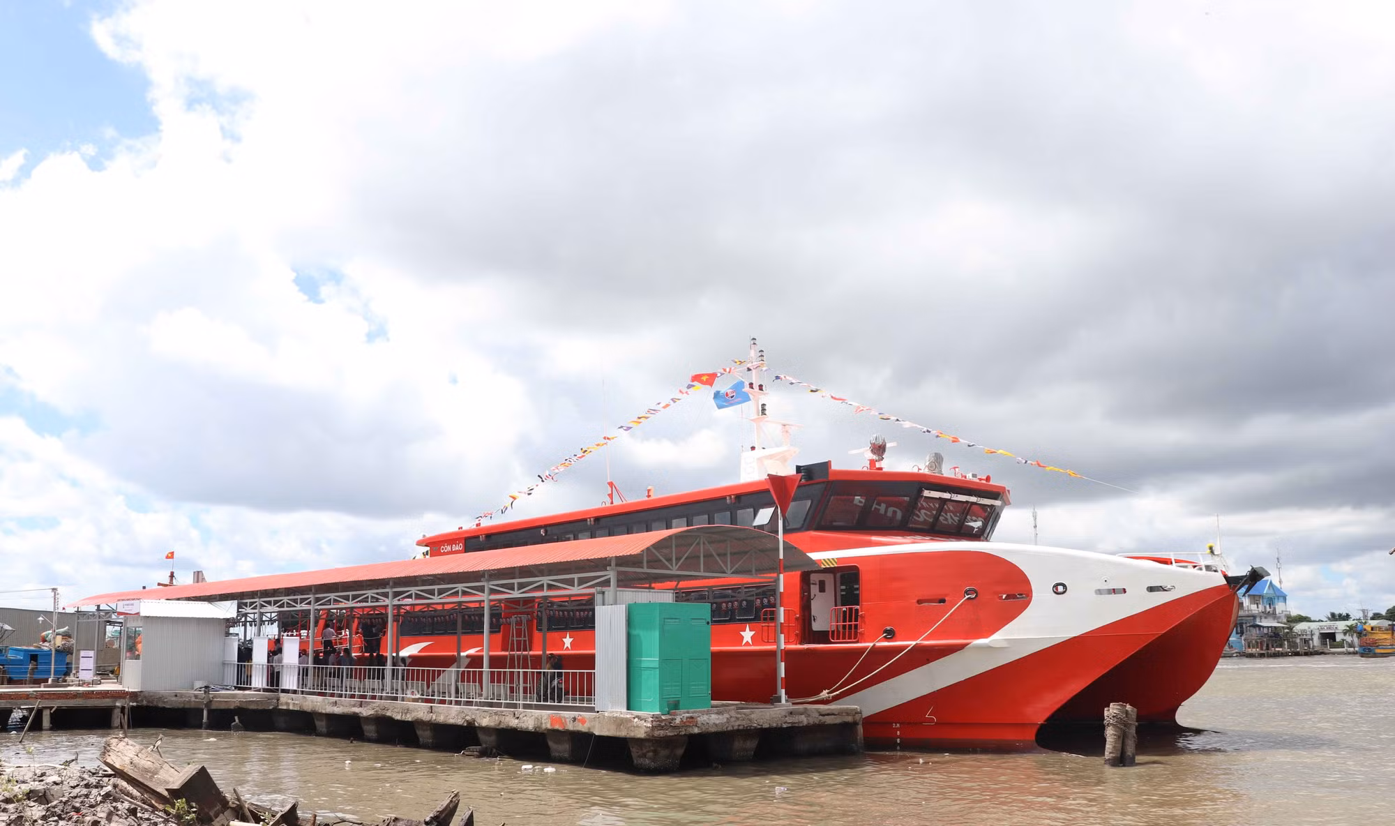 Tàu cao tốc Phú Quốc Express có thể chở được 600 khách, được đưa vào khai thác trên tuyến tàu cao tốc Cà Mau - Nam Du - Phú Quốc. Ảnh: Huỳnh Anh - TTXVN