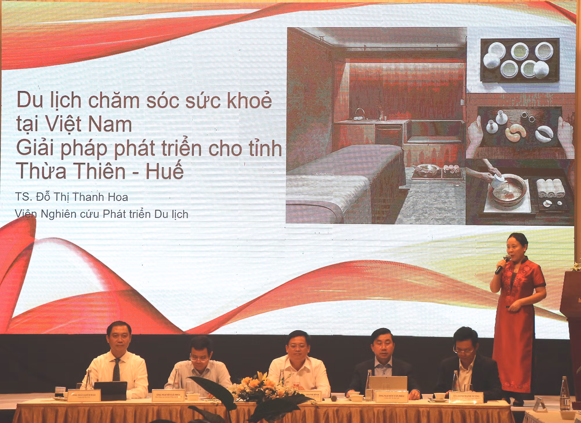 Phó Viện trưởng Viện Nghiên cứu phát triển Du lịch Đỗ Thị Thanh Hoa trình bày tham luận tại diễn đàn. Ảnh: Mai Trang - TTXVN