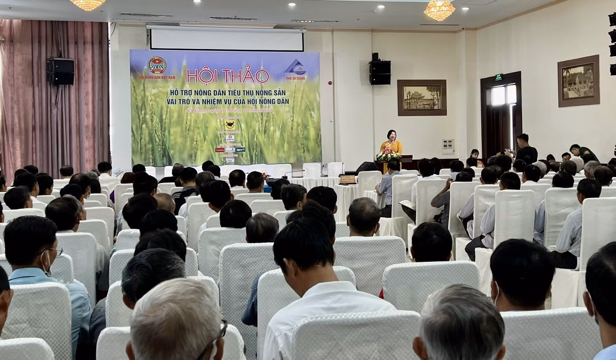 Ngày 1/10/2022, Trung ương Hội Nông dân Việt Nam phối hợp Ủy ban Nhân dân tỉnh An Giang tổ chức Hội thảo “Hỗ trợ nông dân tiêu thụ nông sản - Vai trò và nhiệm vụ của Hội Nông dân” trong khuôn khổ Hội thi Nhà nông đua tài toàn quốc lần thứ V và Ngày hội Ta