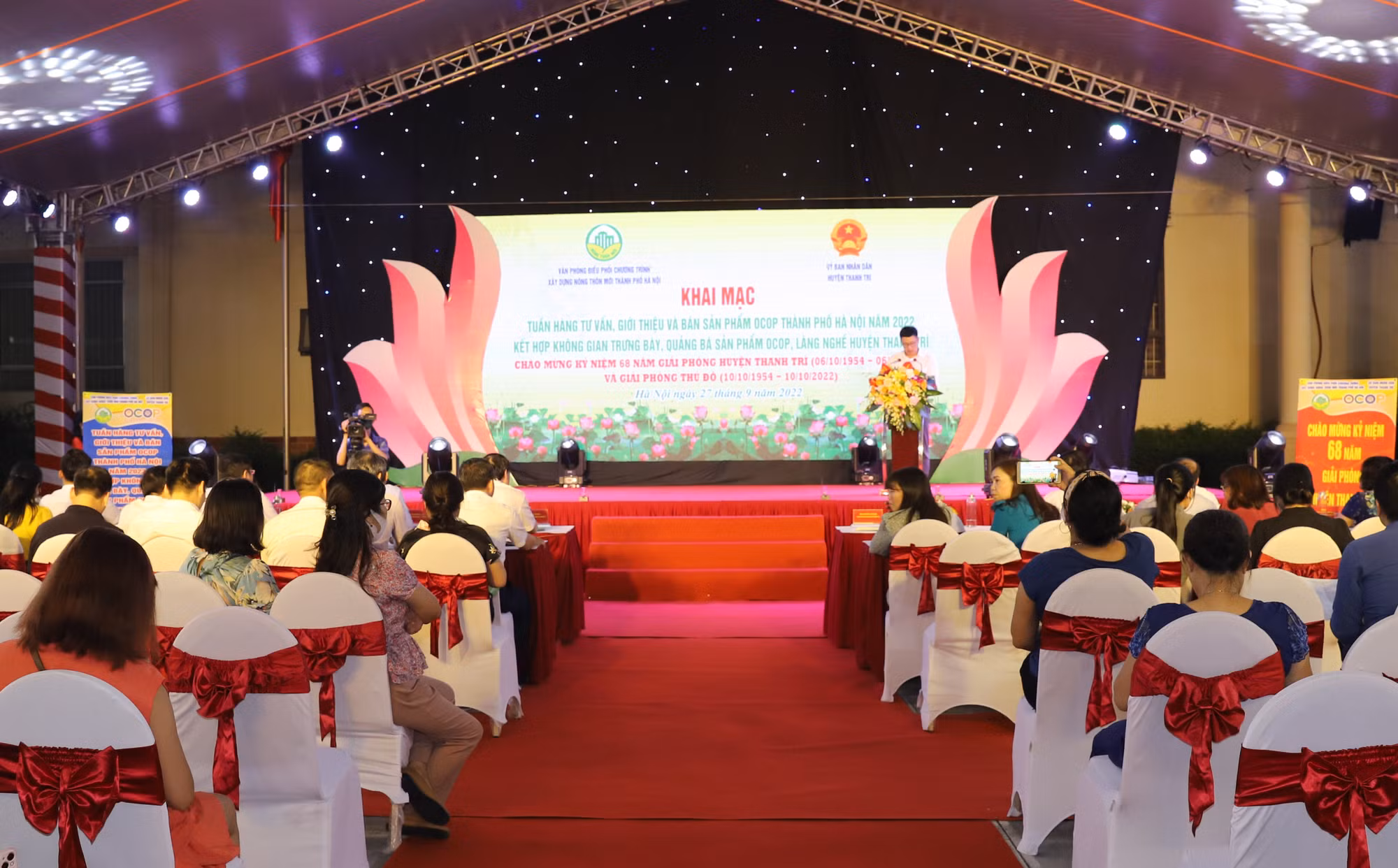 Quang cảnh buổi Lễ khai mạc Tuần hàng tư vấn, giới thiệu và bán sản phẩm OCOP Hà Nội năm 2022 kết hợp không gian trưng bày, quảng bá sản phẩm OCOP, làng nghề huyện Thanh Trì.