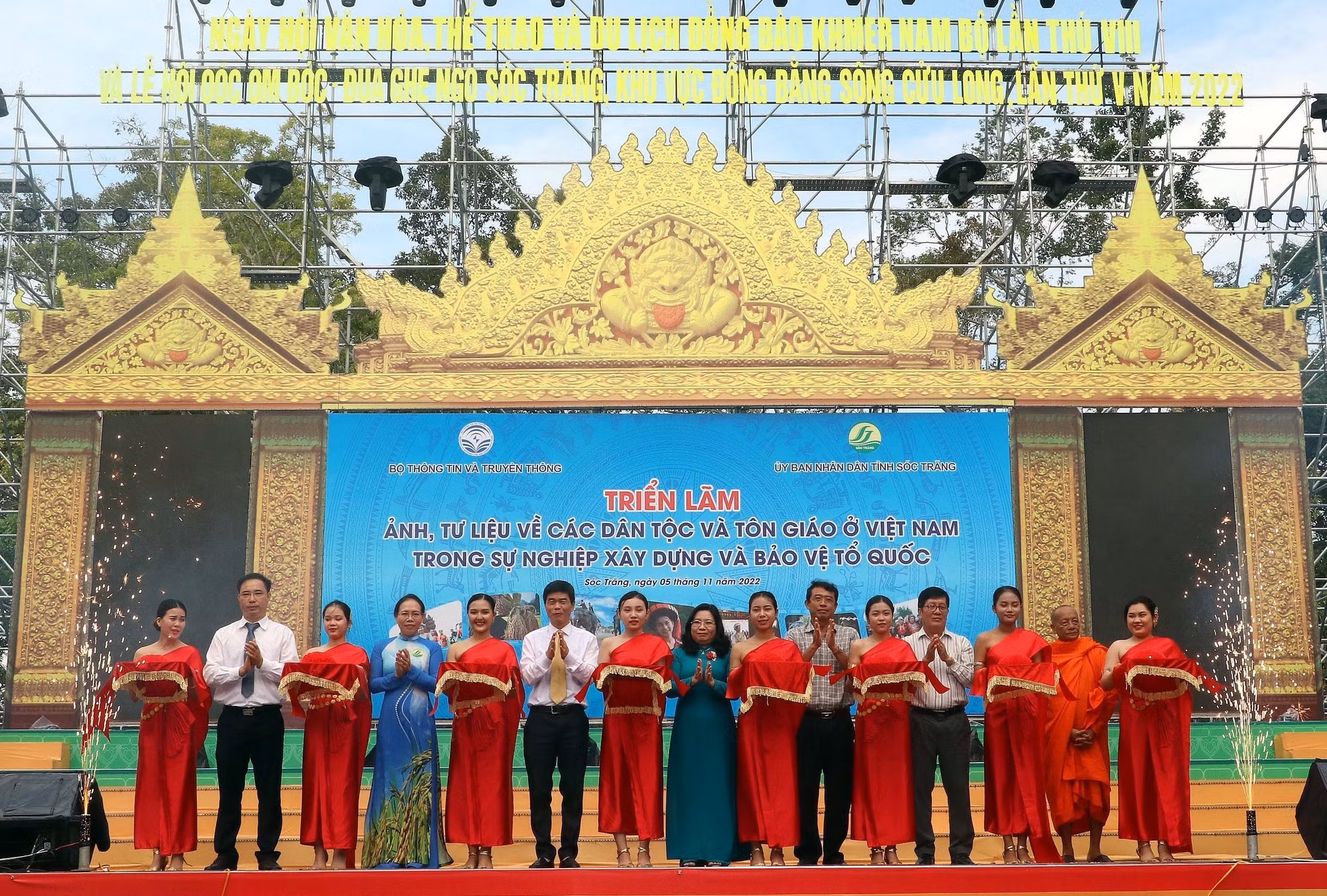 Các đại biểu cắt băng khai mạc triển lãm. Ảnh: Trung Hiếu - TTXVN