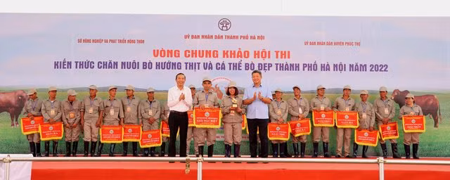 Thứ trưởng Bộ Nông nghiệp và Phát triển nông thôn Phùng Đức Tiến, Phó Chủ tịch Ủy ban Nhân dân thành phố Hà Nội Nguyễn Mạnh Quyền trao thưởng cho các đội thi giành giải đặc biệt.