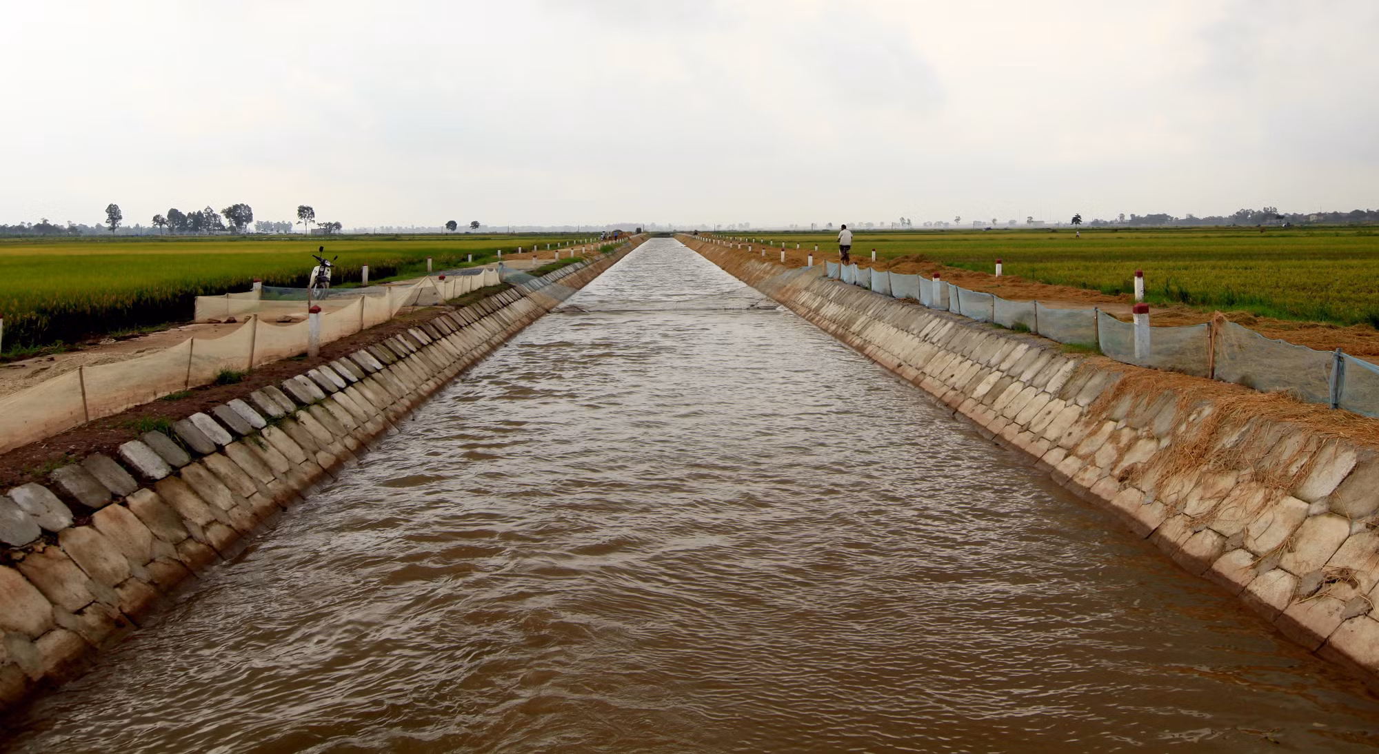 Kiên cố hóa kênh mương ở xã Liên Mạc, huyện Mê Linh (Hà Nội).