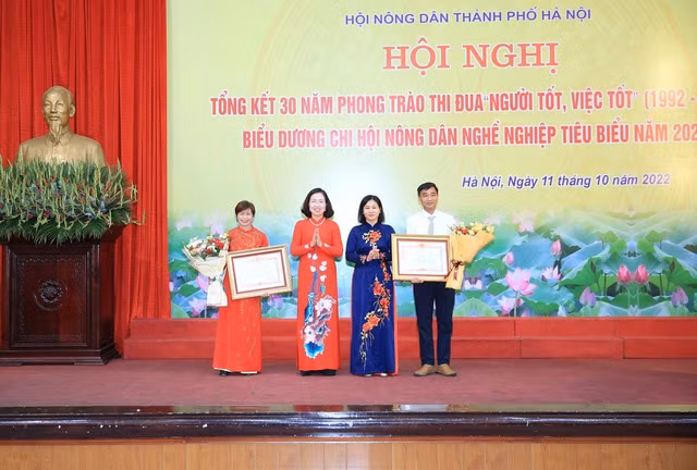 Phó Chủ tịch Trung ương Hội Nông dân Việt Nam Bùi Thị Thơm; Phó Bí thư Thường trực Thành ủy Hà Nội Nguyễn Thị Tuyến trao Bằng khen của Thủ tướng Chính phủ cho 2 nông dân Thủ đô xuất sắc.